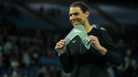 Rafael Nadal festeja con el trofeo de campeón de Melbourne, el domingo 9 de enero de 2022. 