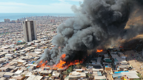 Un incendio en el campamento irregular de Laguna Verde, en Iquique, norte de Chile, dejó este 10 de enero de 2022, a 400 personas sin techo.