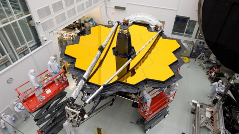 Fotografía del 22 de enero de 2018 donde aparecen ingenieros y técnicos mientras doblan el Telescopio Espacial James Webb en el Centro Espacial Johnson de la NASA en Houston, Texas (EEUU). 