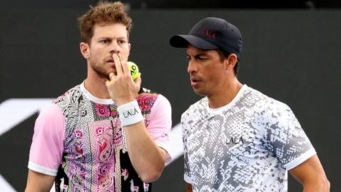 Ariel Behar y Gonzalo Escobar durante el torneo de Adelaida 2, en Australia, el 14 de enero de 2022. 