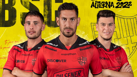 Los jugadores de Barcelona lucen la camiseta alterna del club para la temporada 2022.