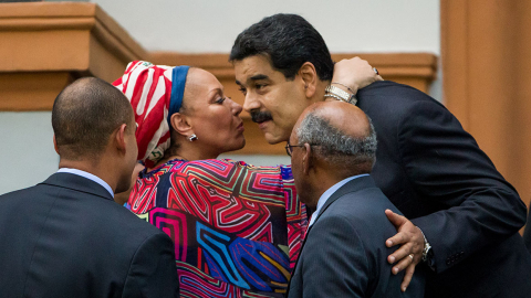 El presidente de Venezuela, Nicolás Maduro, saluda a la exsenadora colombiana Piedad Córdoba en los actos conmemorativos de la muerte de Francisco de Miranda, en Caracas (Venezuela), el 14 de julio de 2016.