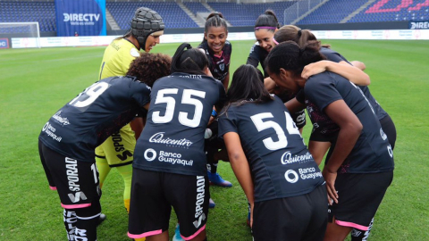 Las jugadoras de Dragonas se saludan antes del inicio de un partido por la Superliga femenina, en Quito, el 22 de agosto de 2021.