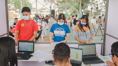 Estudiantes reciben tablets para sus clases virtuales, el 13 de enero de 2022.