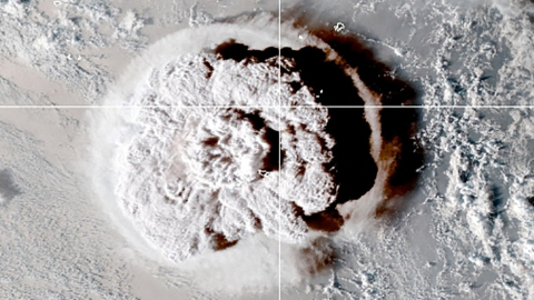 Imagen satelital de la erupción del volcán submarino Hunga, cerca de la isla Tonga en el Pacífico Sur, el 15 de enero de 2022.