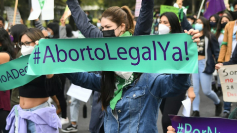 Una mujer muestra un cartel con una consigna a favor de la legalización del aborto, el 28 de septiembre de 2021, en Quito.