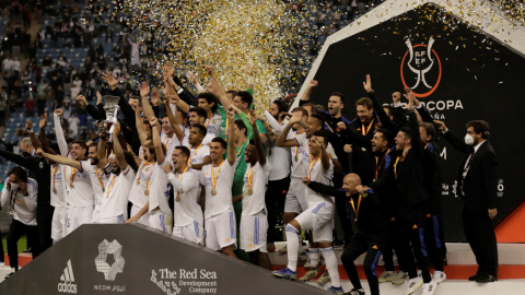 Los jugadores del Real Madrid celebran su victoria ante el Athletic, tras la final de la Supercopa de España, el 16 de enero de 2022.