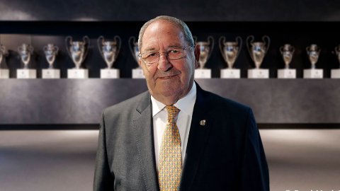 El exjugador del Real Madrid, Paco Gento posa con las copas del club.