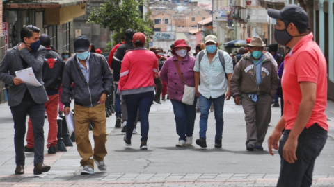 Personas caminan por las calles del Centro Histórico de Quito, el 19 de enero de 2022.