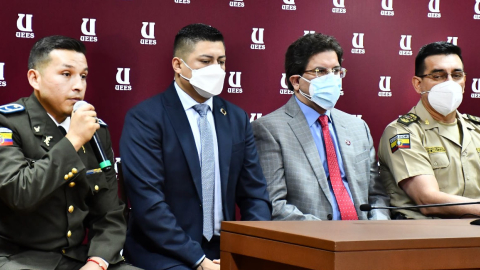 Santiago Olmedo (izq.) durante una rueda de prensa sobre el proceso judicial en su contra, el 7 de diciembre de 2021, en Guayaquil.