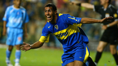 Carlos Tevez dedica su gol a la hinchada de Boca Juniors, luego de convertir el segundo gol de su equipo frente al club Bolívar de Bolivia, el 17 de diciembre de 2004, en Buenos Aires.