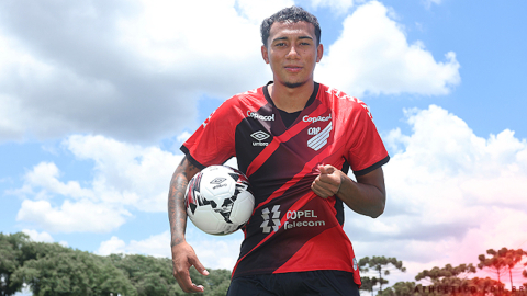 Bryan García posa con la camiseta del Athletico Paranaense en el complejo del club, el 22 de enero de 2022.