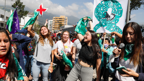 Mujeres durante un plantón a favor de la despenalización del aborto en los exteriores de la Asamblea Nacional, el 9 de diciembre de 2021.