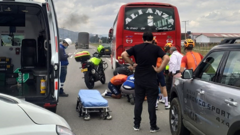 Fotografía cedida por la policía de tránsito que muestra un momento del accidente que tuvo el ciclista colombiano Egán Bernal contra un bus, en Chía (Colombia), el lunes 24 de enero de 2022.