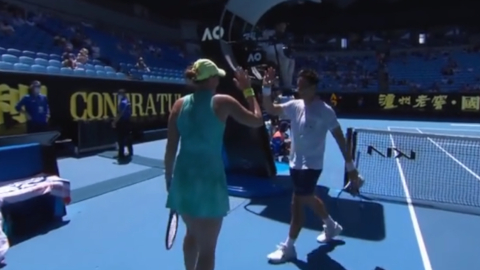 La pareja conformada por Lucie Hradecka y Gonzalo Escobar celebran su pase a los cuartos de final del Abierto de Australia.