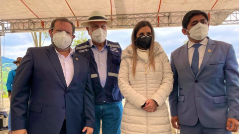 Marcelo Cabrera, ministro de Transporte y Obras Públicas, con sus coidearios de Igualdad en una visita a Cuenca.
