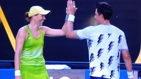 Gonzalo Escobar y Lucie Hradecka festejan su victoria en cuartos de final del Abierto de Australia, el martes 25 de enero de 2022. 