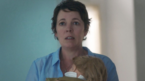 Olivia Colman en el papel  de Leda, una madre solitaria.