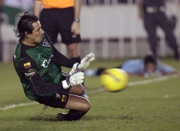 José Francisco Cevallos ataja el penal a Washington en la final de la Copa Libertadores 2008, el 2 de julio, en el estadio Maracaná.