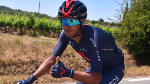 El ciclista colombiano Brandon Rivera durante uno de los entrenamientos con el Ineos.