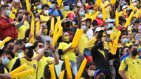 Hinchas de Ecuador en el estadio Rodrigo Paz Delgado, durante el partido ante Brasil, el jueves 27 de enero de 2022.