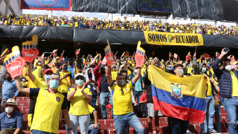 Varios aficionados alientan a Ecuador en el partido ante Brasil, en Quito, el jueves 27 de enero de 2022.