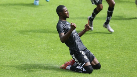 Patrickson Delgado celebra un gol con Independiente Juniors, en el complejo deportivo de Chillo Jijón.