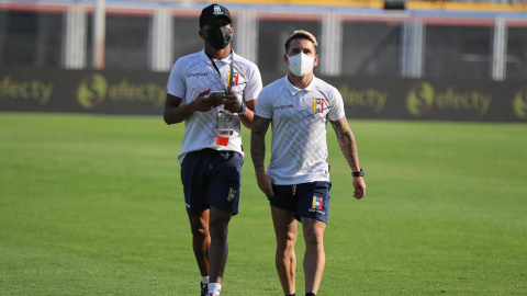 Los jugadores de Venezuela caminan por la cancha del Estadio Agustín Tovar, en Barinas, el 28 de enero de 2022.