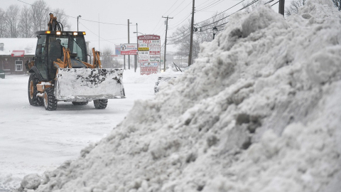 Labores de limpieza de nieve en Nueva Jersey, noreste de Estados Unidos, el 29 de enero de 2022.