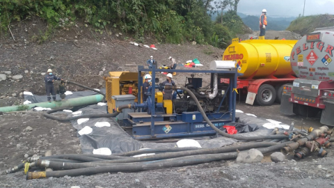 Personal de Petroecuador y del Cuerpo de Ingenieros del Ejército colaboran con OCP en la remediación en la zona de San Luis, el 29 de enero de 2022.