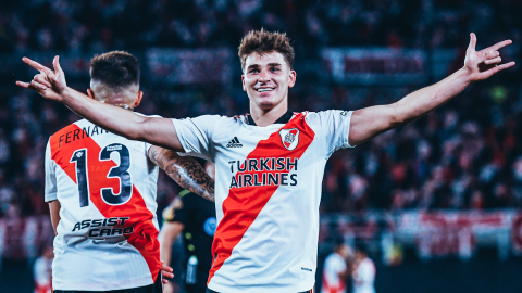 El delantero argentino, Julián Álvarez, celebra un gol con la camiseta de River Plate.