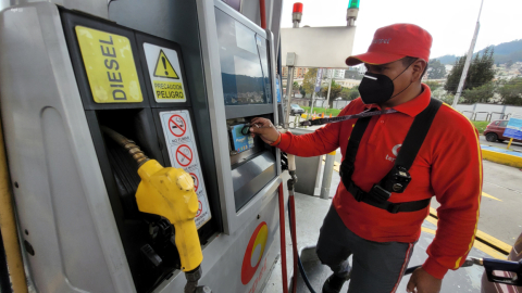 Un trabajador de una gasolinera al norte de Quito, durante sus actividades, el 15 de diciembre de 2021.