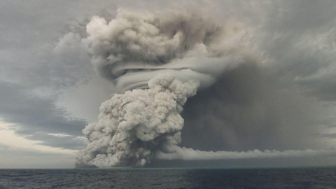 Erupción submarina del volcán Hunga Ha'apai, cercano a la isla de Tonga, el 14 de enero de 2022.