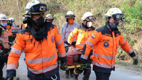 Bomberos de Guayaquil en tareas de búsqueda y rescate, en la vía a la Costa, el 14 de noviembre de 2020.