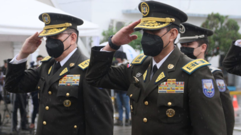 Víctor Zárate (d), en la ceremonia de posesión como comandante de la Zona 8, en el Cuartel Modelo de Guayaquil, el 1 de febrero de 2022.