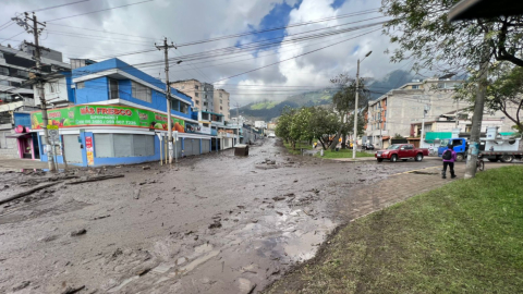 Lodo y piedras arrastró el agua durante el aluvión en el sector de La Gasca, en Quito, la noche del 31 de enero de 2022. 