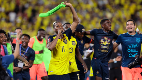 Michael Estrada celebra con sus compañeros de Ecuador, el empate 1-1 frente a Argentina, el 29 de marzo de 2022.