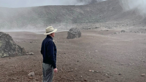 Anthony Daniels (C-3PO) contemplando el vacío de los Andes.