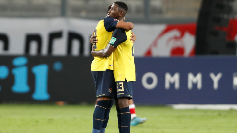 Moisés Caicedo y Gonzalo Plata se abrazan después del partido ante Perú en Lima, el 1 de febrero de 2022.