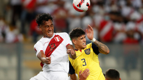 Renato Tapia (i) de Perú cabecea una pelota al lado de Piero Hincapié, de Ecuador, en Lima, el 1 de febrero de 2022.