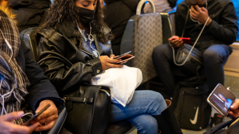 Personas en el metro de París usando sus teléfonos, en 2021. 