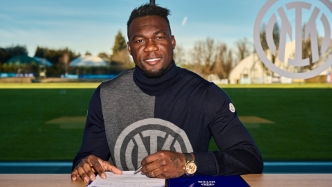 Felipe Caicedo firma, el 29 de enero de 2022, su contrato como nuevo jugador del Inter de Milán. 