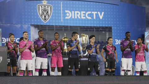 Los jugadores y jugadoras de Independiente lucen la camiseta que usarán en la temporada 2022.