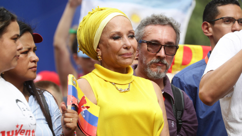 La política colombiana Piedad Córdoba participa en la "marcha por la paz y la unidad de los pueblos", durante el Foro de Sao Paulo, en Caracas (Venezuela), el 27 de julio de 2019.