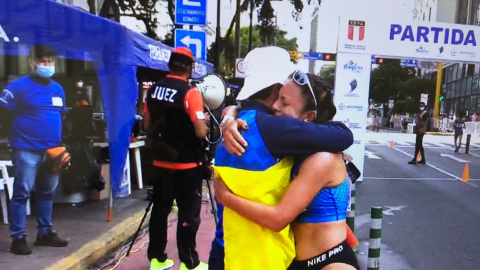 Glenda Morejón festeja en la meta su consagración en los 20 kilómetros marcha del Sudamericano de Lima.