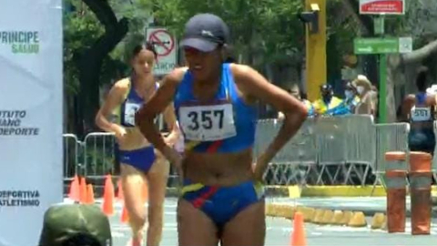 La marchista ecuatoriana, María José Mendoza, al cruzar la meta en el Sudamericano de marcha, en Lima el 6 de febrero de 2022.