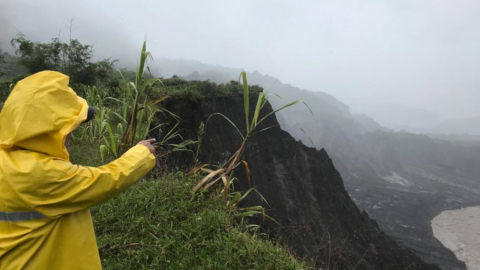 Un morador del barrio San Luis observa el avance de la erosión en el río Coca, el 4 de febrero de 2022.