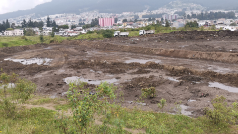 Imagen del Parque Bicentenario con lodo y escombros provenientes del sector de La Comuna, el 7 de febrero de 2022.