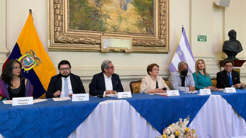 Reunión de la Comisión de Pacificación en la Gobernación del Guayas, el 9 de febrero de 2022.