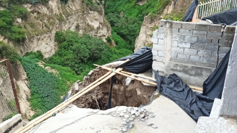 Imagen de un patio de una de las casas que han sufrido daños en la quebrada Carretas en el norte de Quito. 